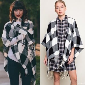 3/$15 NOHEMI checkered tassel poncho -BLACK/IVORY